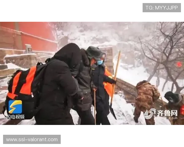 暴风雪覆盖汉堡球场,工作人员清扫积雪保障安全 暴风雪覆盖汉堡球场,工作人员清扫积雪保障安全